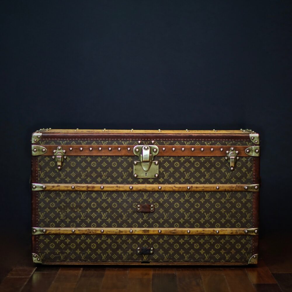 Louis Vuitton's legendary art of trunk table clock 🕰️ #argentina