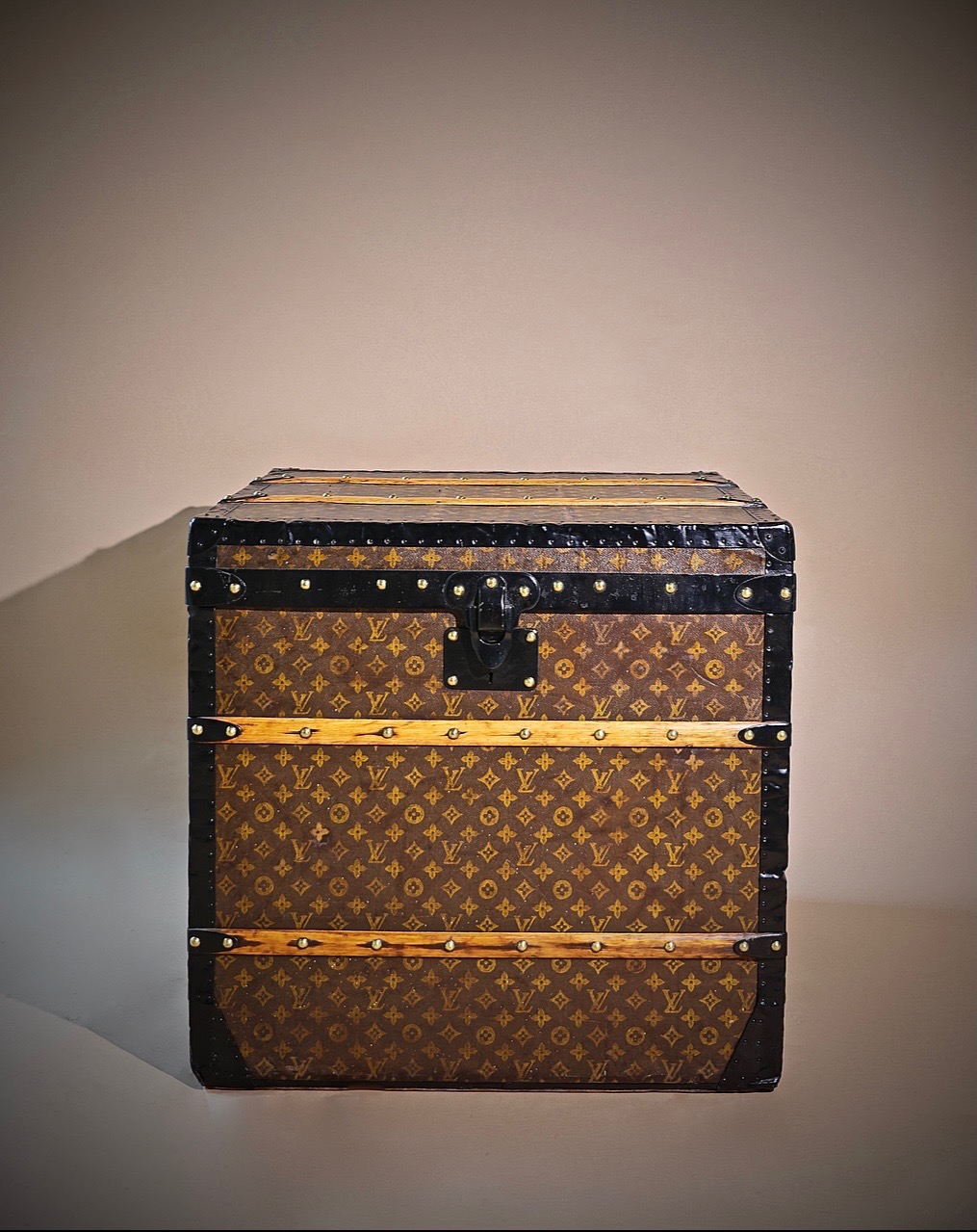 the-well-traveled-trunk-louis-vuitton-thumbnail-product-5742-1