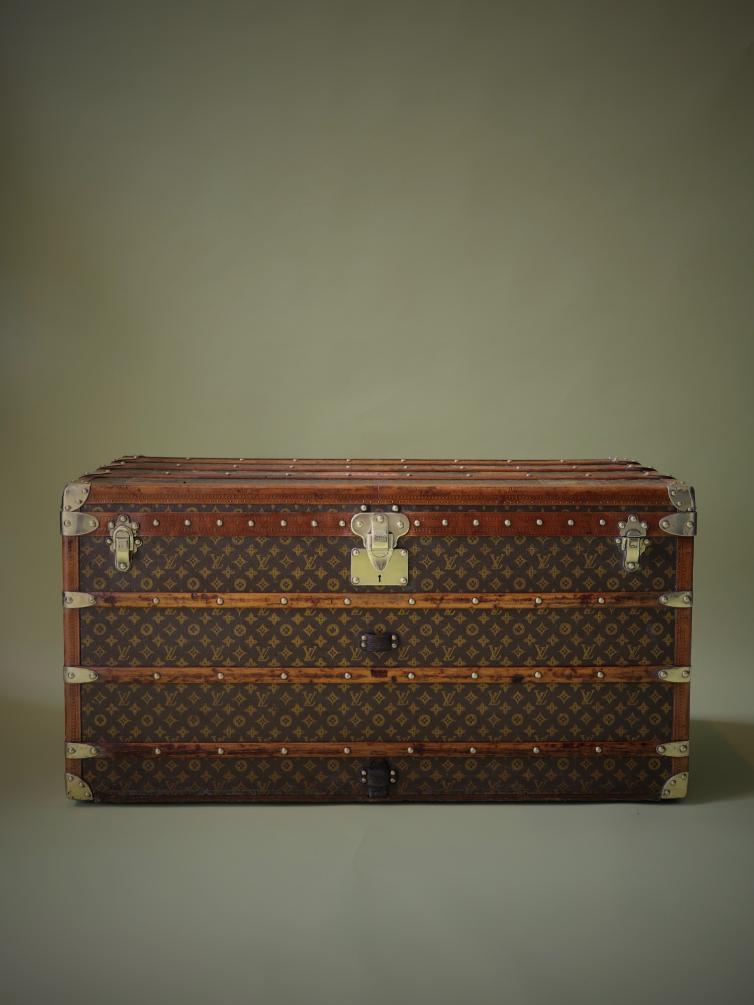 the-well-traveled-trunk-louis-vuitton-thumbnail-product-5751-1