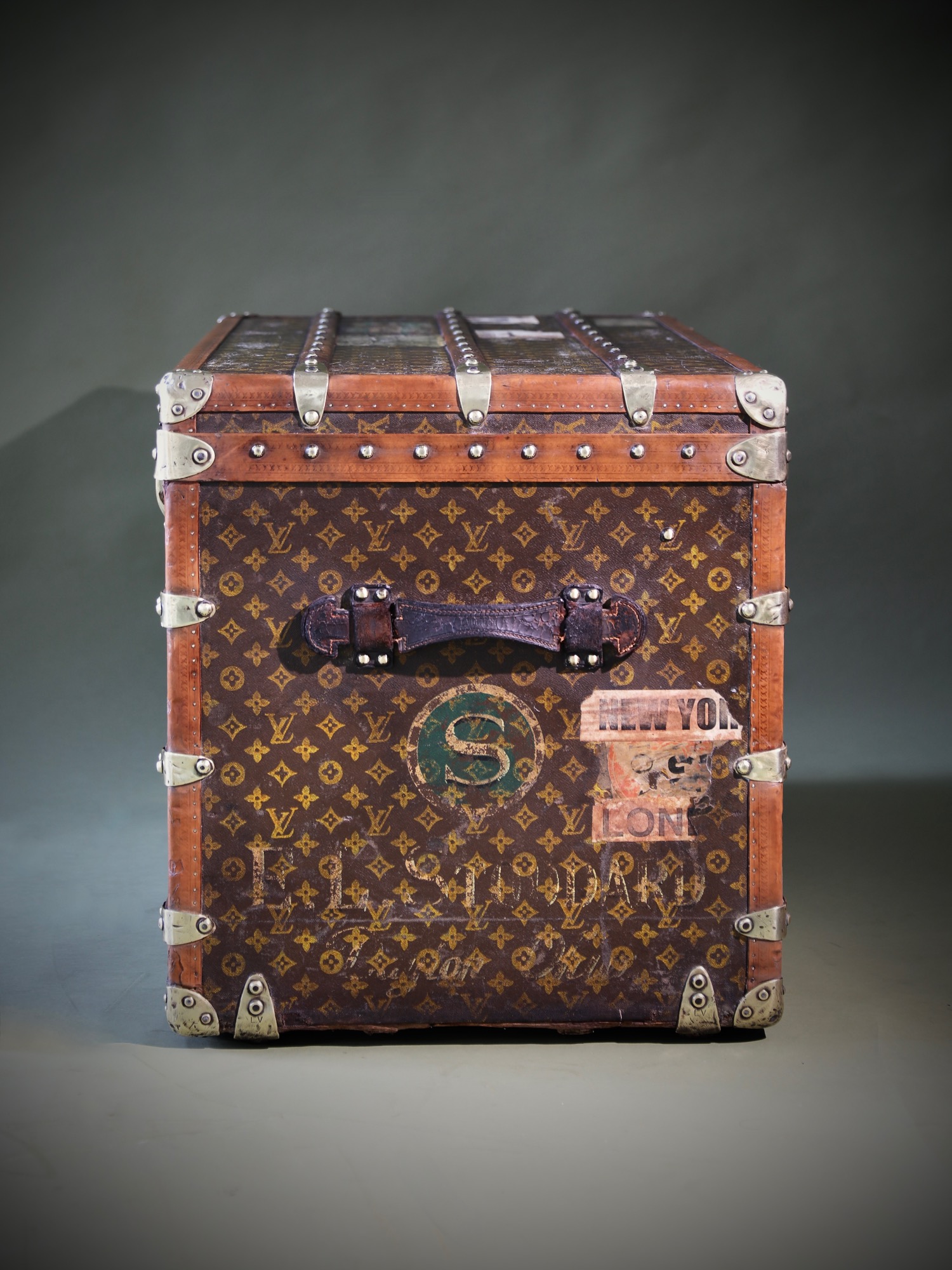 the-well-traveled-trunk-louis-vuitton-thumbnail-product-5766-1
