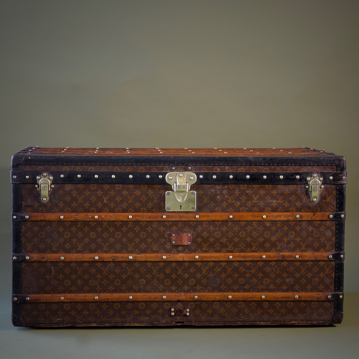 the-well-traveled-trunk-louis-vuitton-thumbnail-product-5776