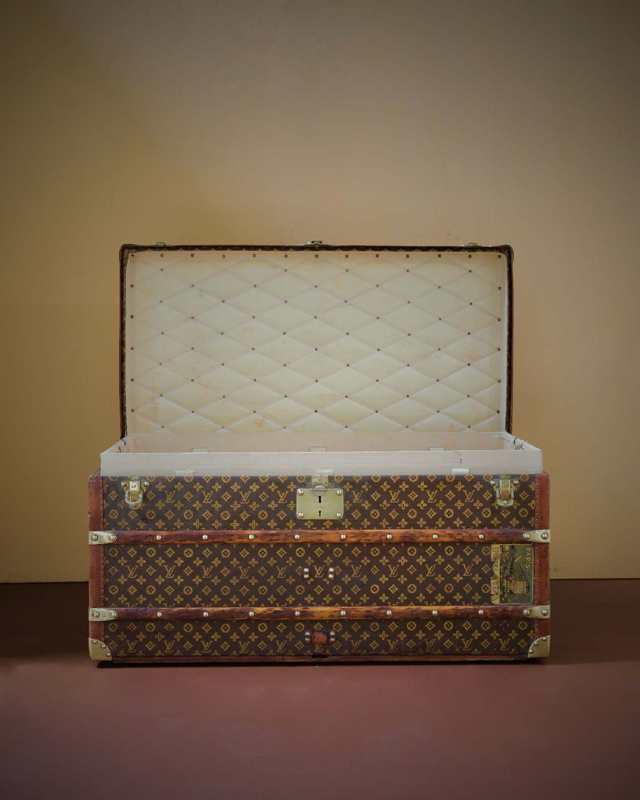 the-well-traveled-trunk-louis-vuitton-thumbnail-product-5781