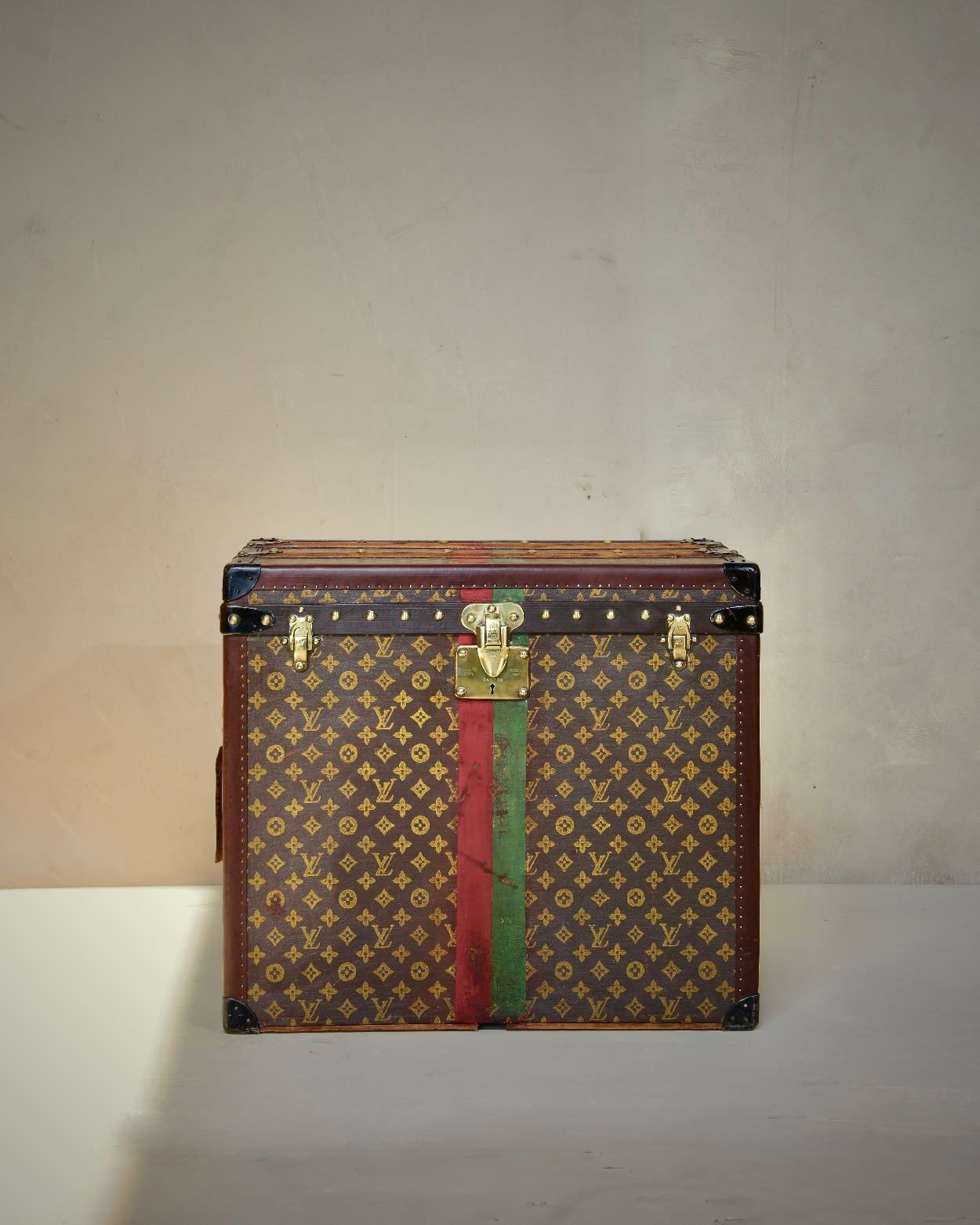 the-well-traveled-trunk-louis-vuitton-thumbnail-product-5783-1