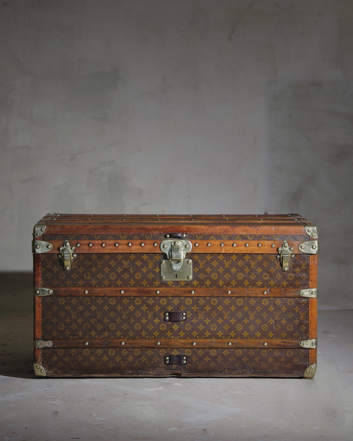 the-well-traveled-trunk-louis-vuitton-thumbnail-product-5798_1
