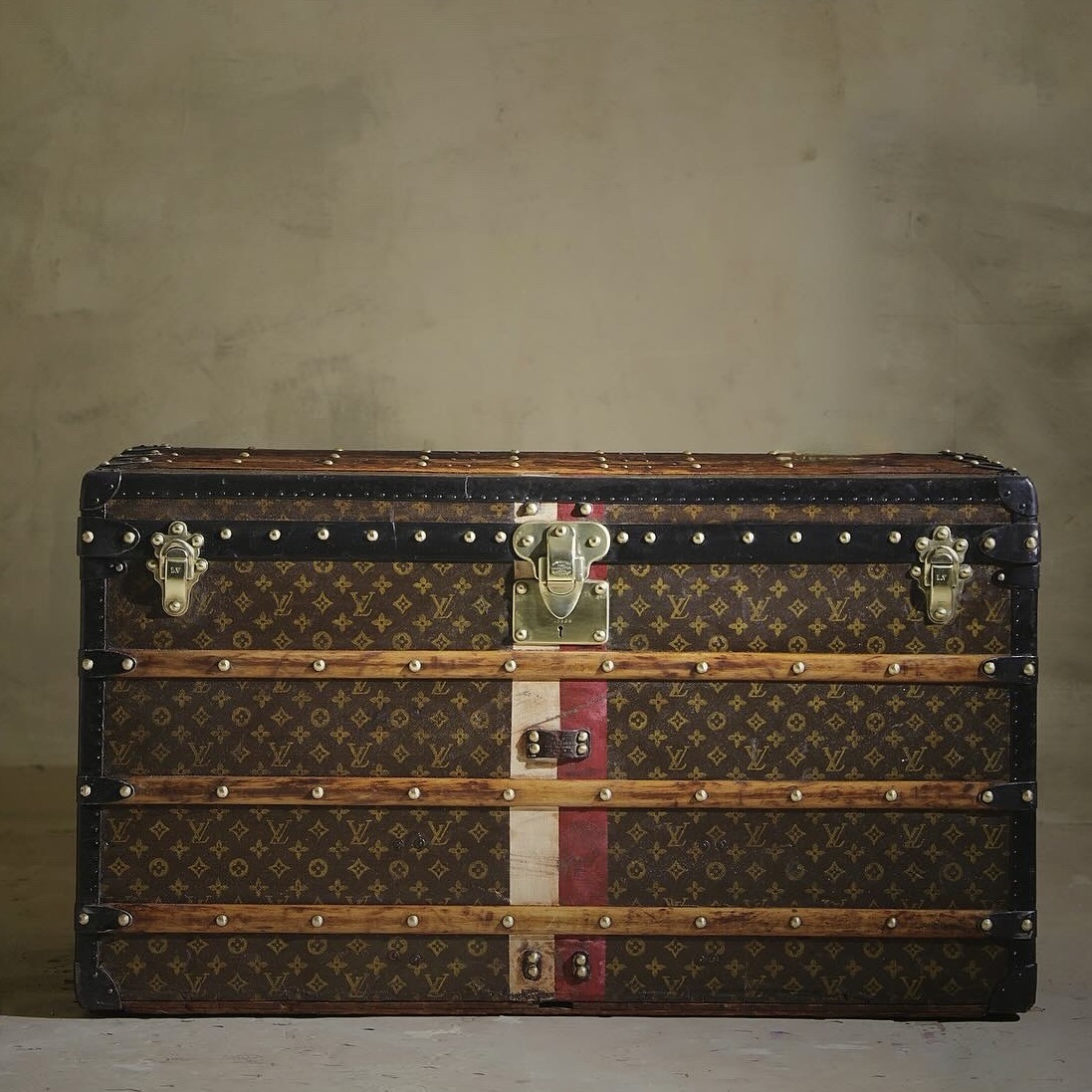 the-well-traveled-trunk-louis-vuitton-thumbnail-product-5799
