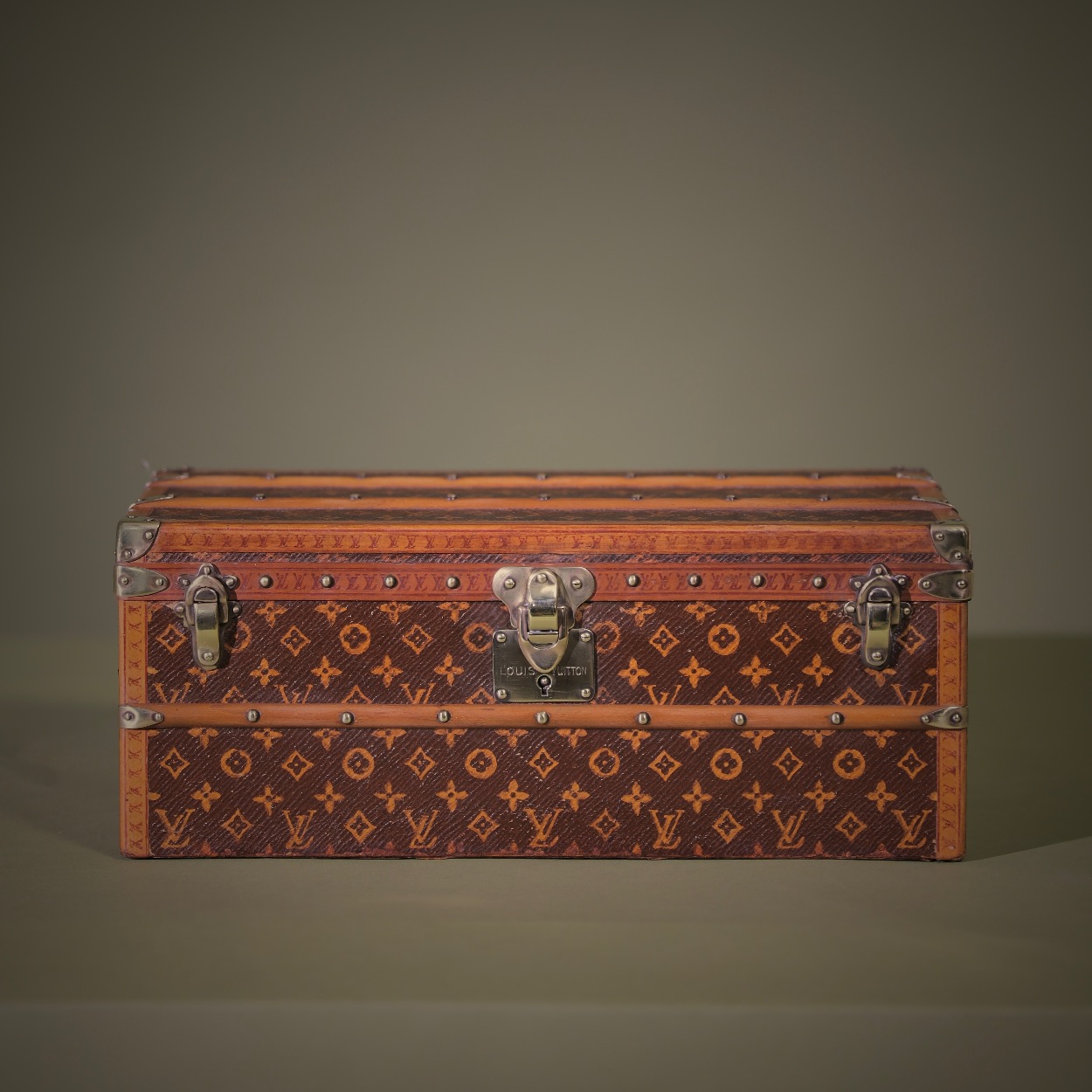 the-well-traveled-trunk-louis-vuitton-thumbnail-product-5805
