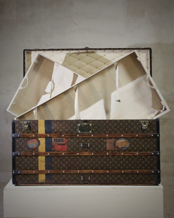 the-well-traveled-trunk-louis-vuitton-thumbnail-product-5810-3