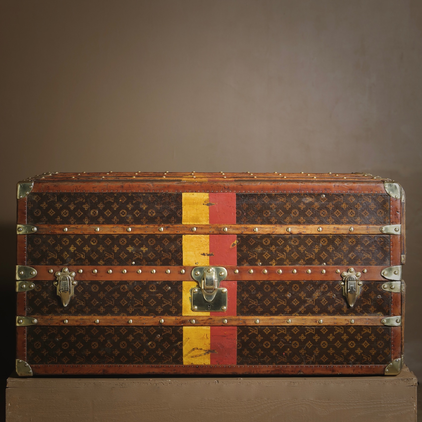 the-well-traveled-trunk-louis-vuitton-thumbnail-product-5812