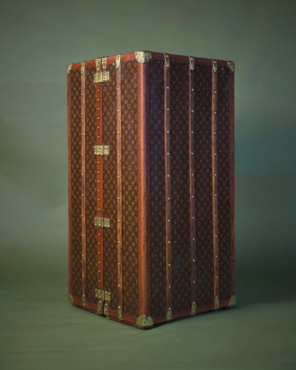 the-well-traveled-trunk-louis-vuitton-thumbnail-product-5823-3