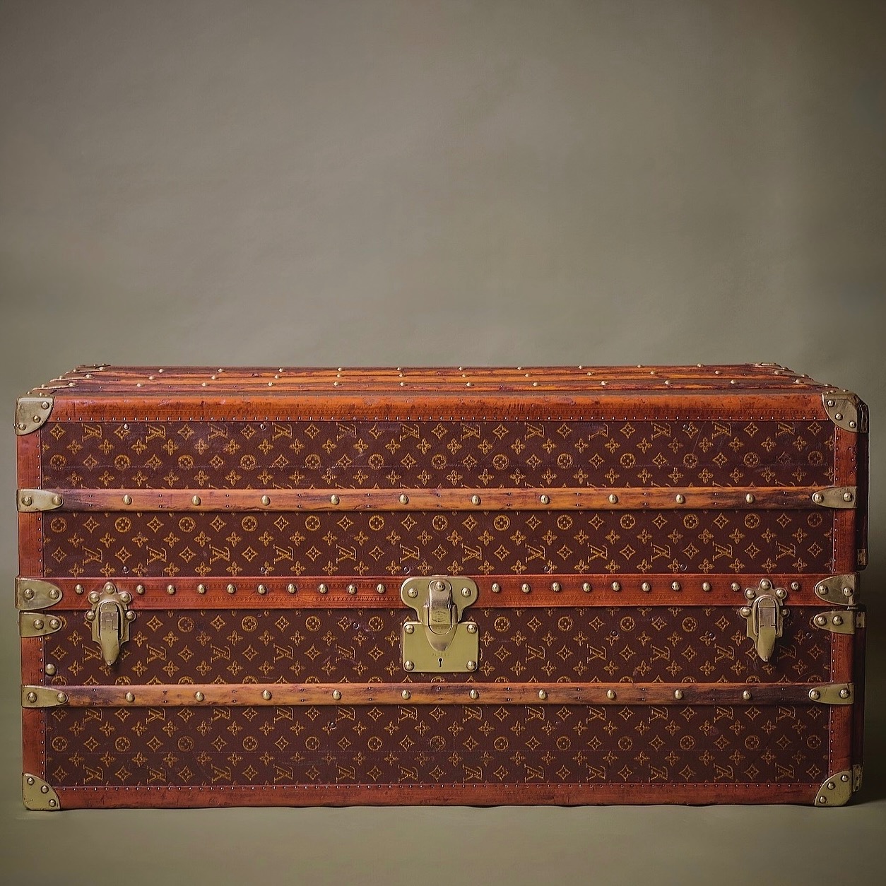 the-well-traveled-trunk-louis-vuitton-thumbnail-product-5823
