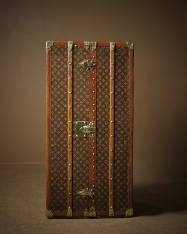 the-well-traveled-trunk-louis-vuitton-thumbnail-product-5824-2