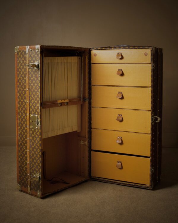the-well-traveled-trunk-louis-vuitton-thumbnail-product-5824-3