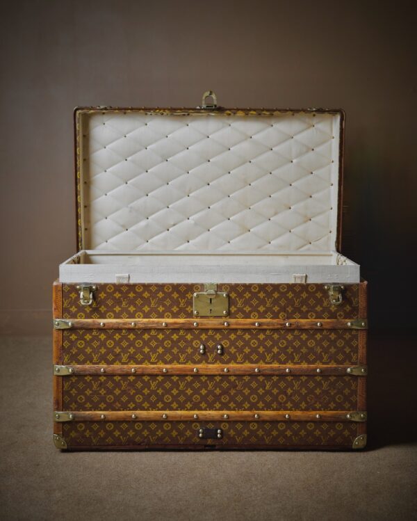 the-well-traveled-trunk-louis-vuitton-thumbnail-product-5827-2