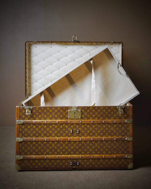 the-well-traveled-trunk-louis-vuitton-thumbnail-product-5827-3