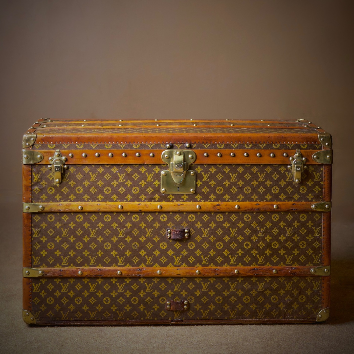 the-well-traveled-trunk-louis-vuitton-thumbnail-product-5829