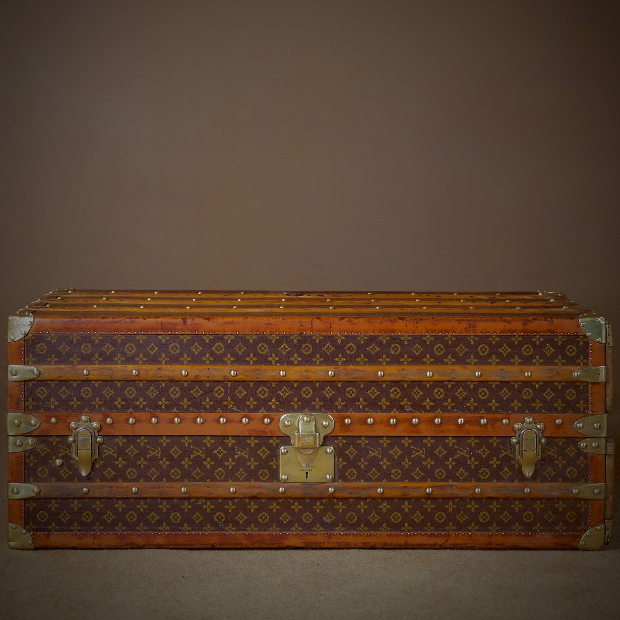 the-well-traveled-trunk-louis-vuitton-thumbnail-product-5830