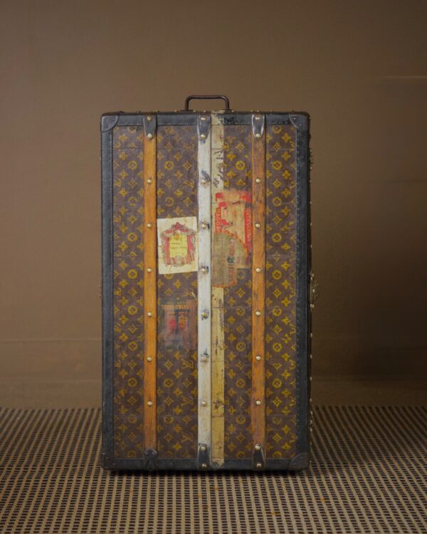 the-well-traveled-trunk-louis-vuitton-thumbnail-product-5831-3