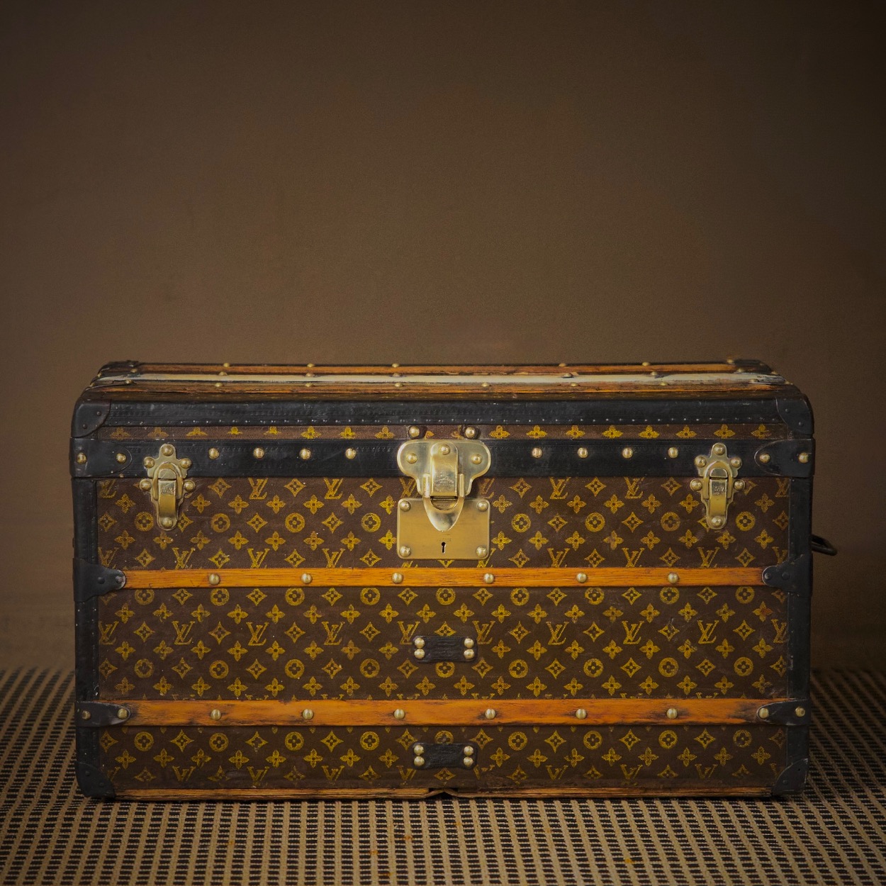 the-well-traveled-trunk-louis-vuitton-thumbnail-product-5831