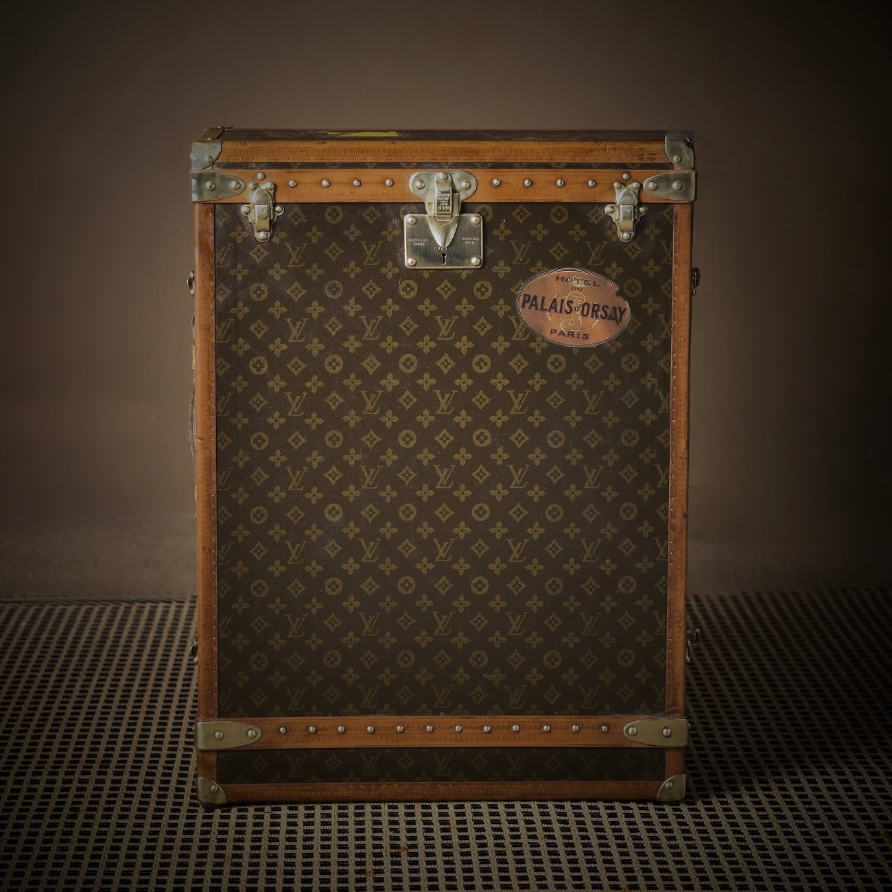 the-well-traveled-trunk-louis-vuitton-thumbnail-product-5832