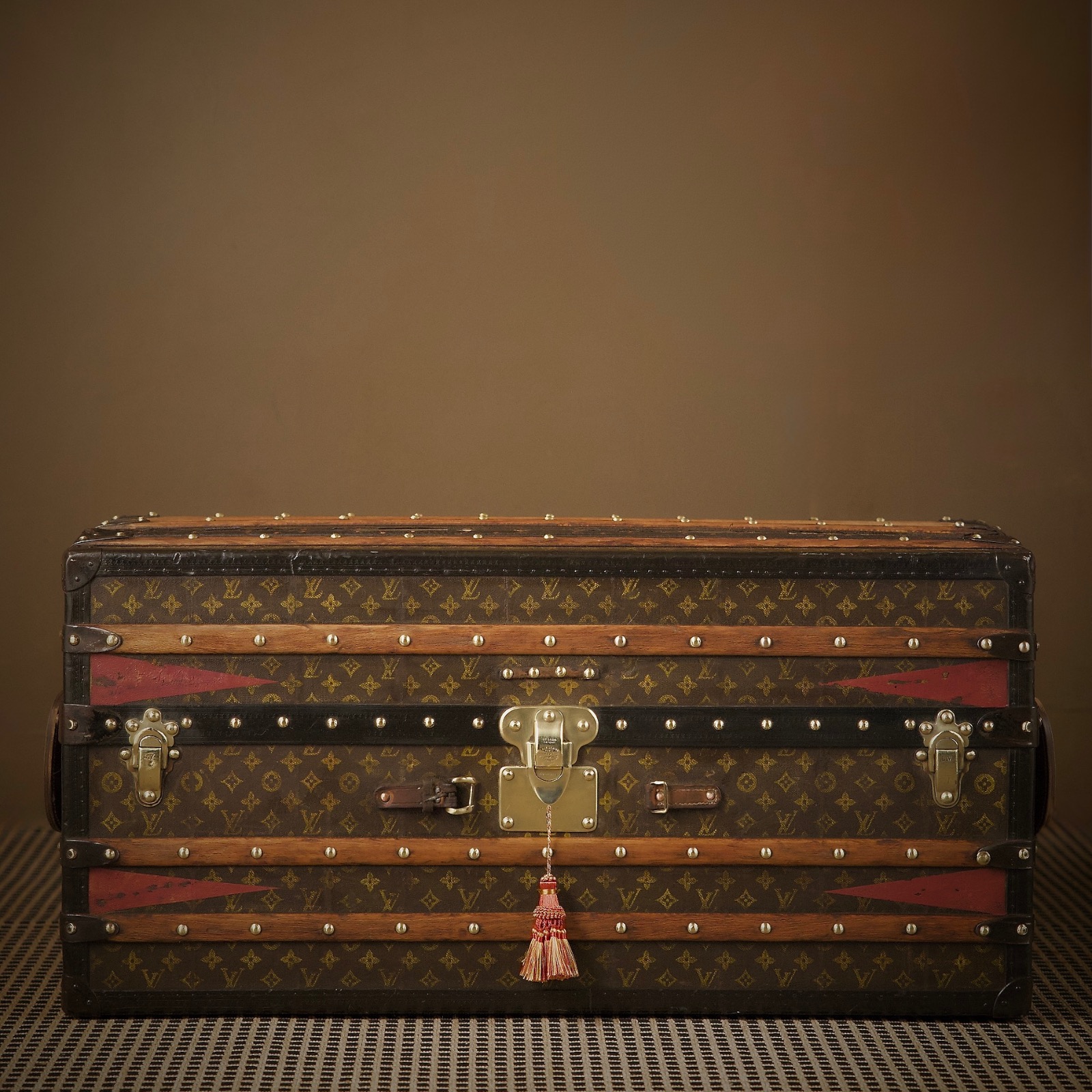 the-well-traveled-trunk-louis-vuitton-thumbnail-product-5834