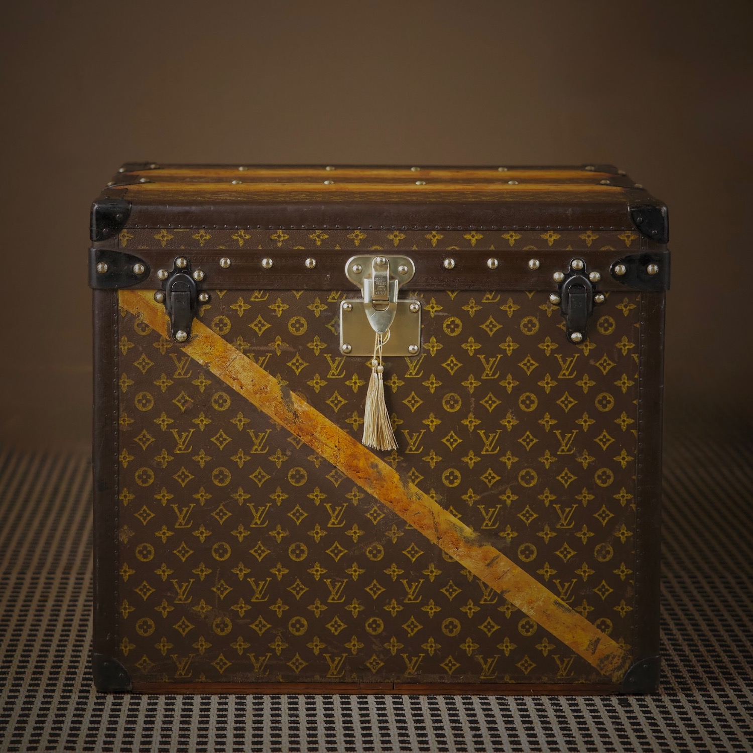 the-well-traveled-trunk-louis-vuitton-thumbnail-product-5835