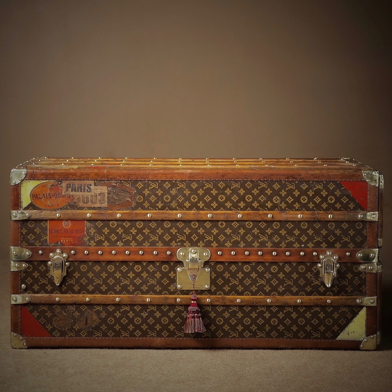 the-well-traveled-trunk-louis-vuitton-thumbnail-product-5837
