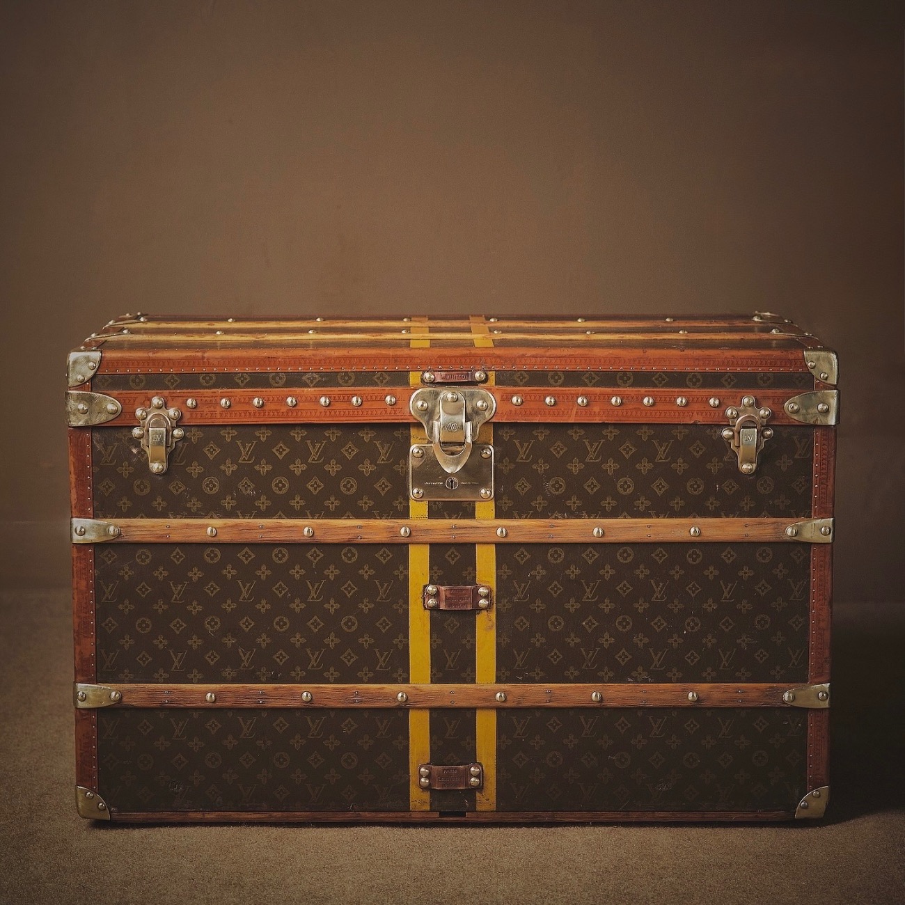 the-well-traveled-trunk-louis-vuitton-thumbnail-product-5841