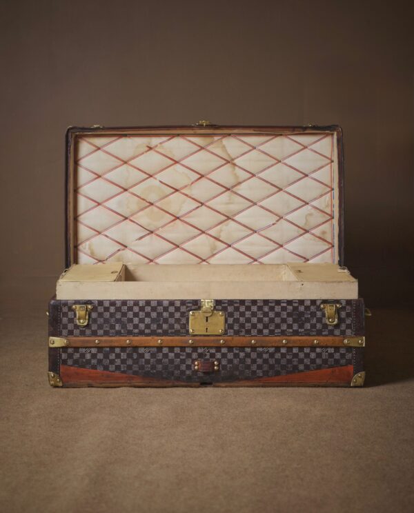 the-well-traveled-trunk-louis-vuitton-thumbnail-product-5853-2