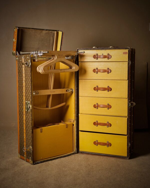 the-well-traveled-trunk-louis-vuitton-thumbnail-product-5851-4