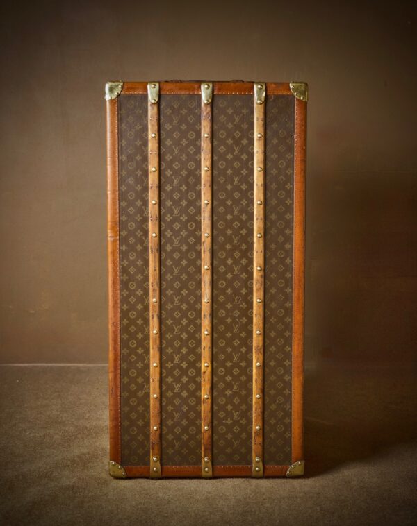 the-well-traveled-trunk-louis-vuitton-thumbnail-product-5851-6