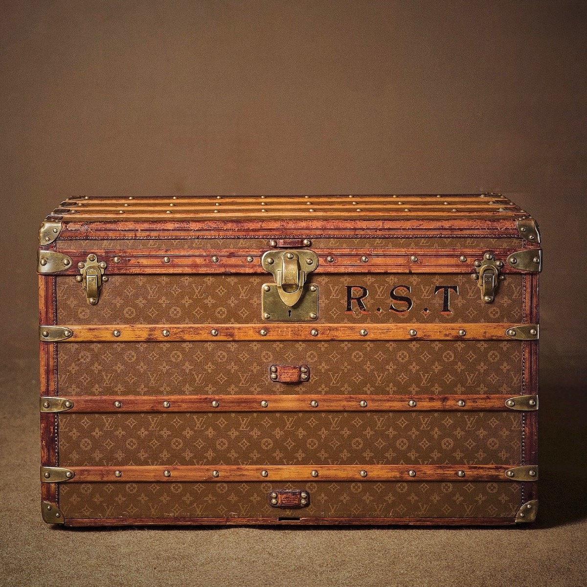 the-well-traveled-trunk-louis-vuitton-thumbnail-product-5853