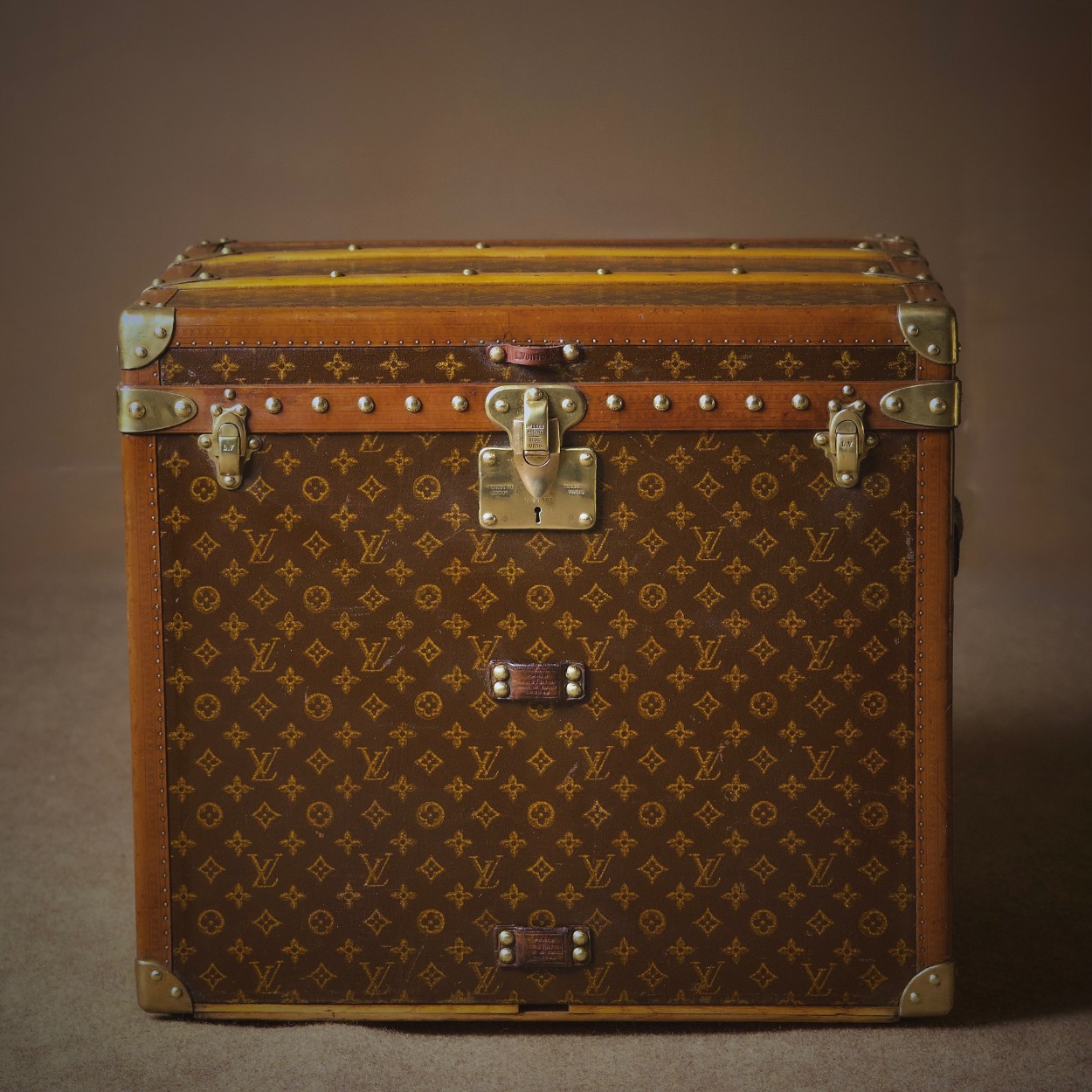 the-well-traveled-trunk-louis-vuitton-thumbnailproduct-5855_1