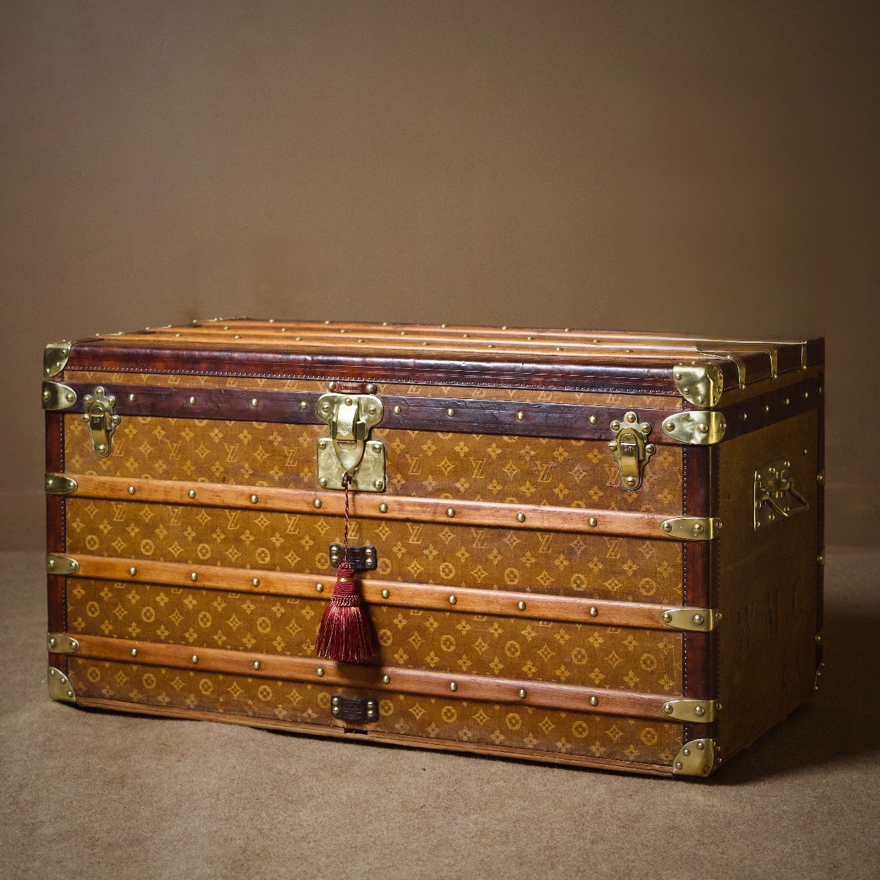 the-well-traveled-trunk-louis-vuitton-thumbnail-product-5856