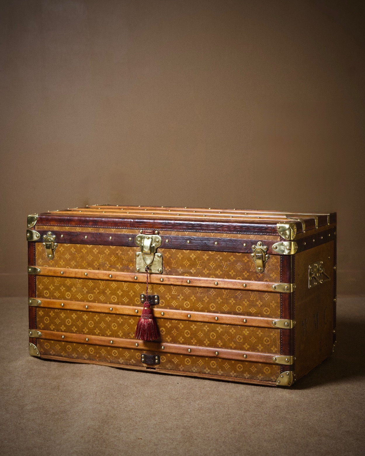 the-well-traveled-trunk-louis-vuitton-thumbnail-product-5856_1