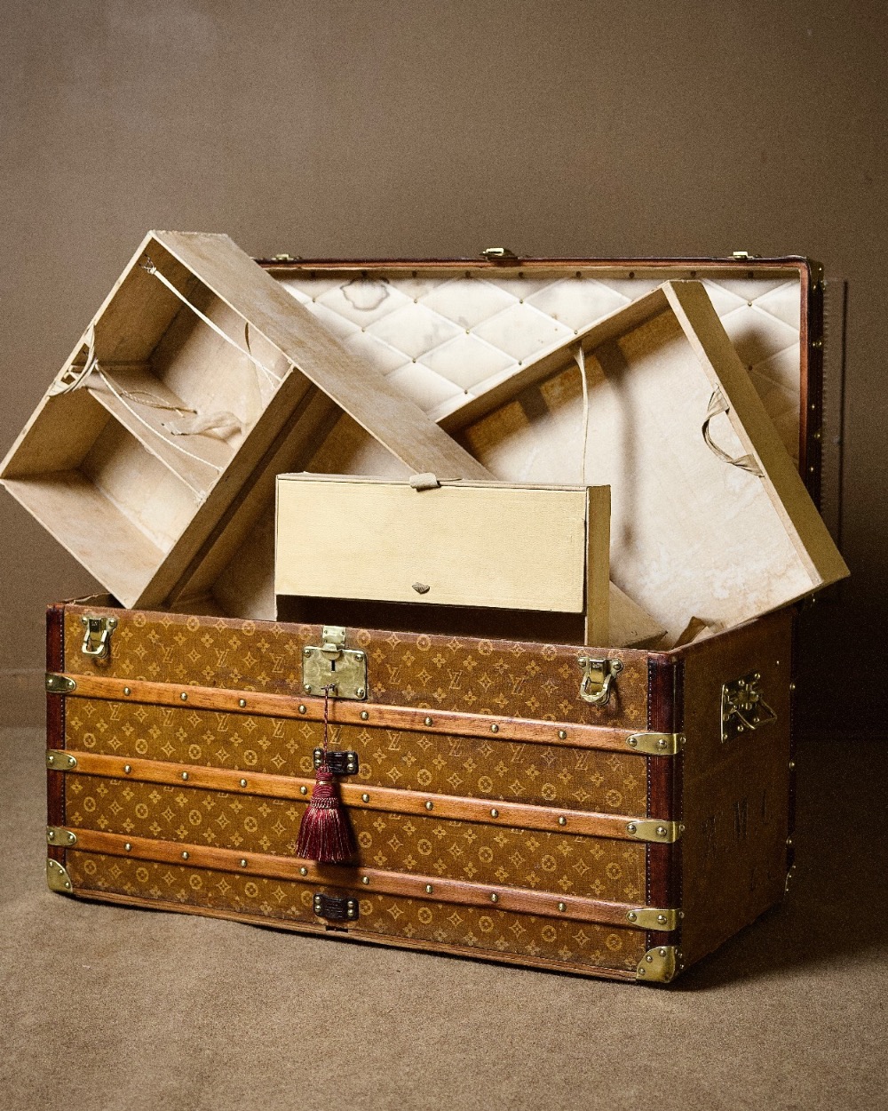 the-well-traveled-trunk-louis-vuitton-thumbnail-product-5856_2