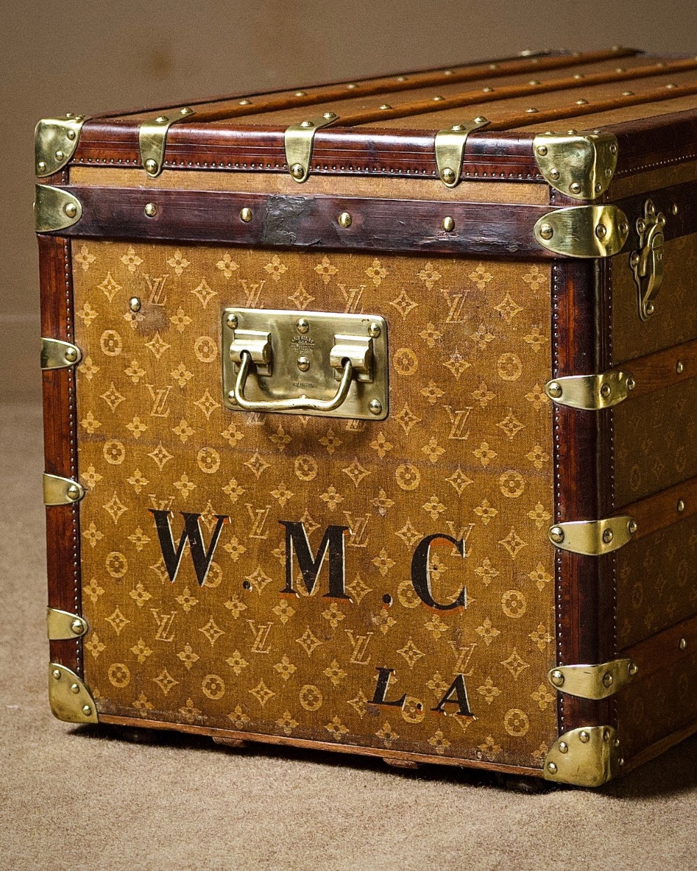 the-well-traveled-trunk-louis-vuitton-thumbnail-product-5856_3