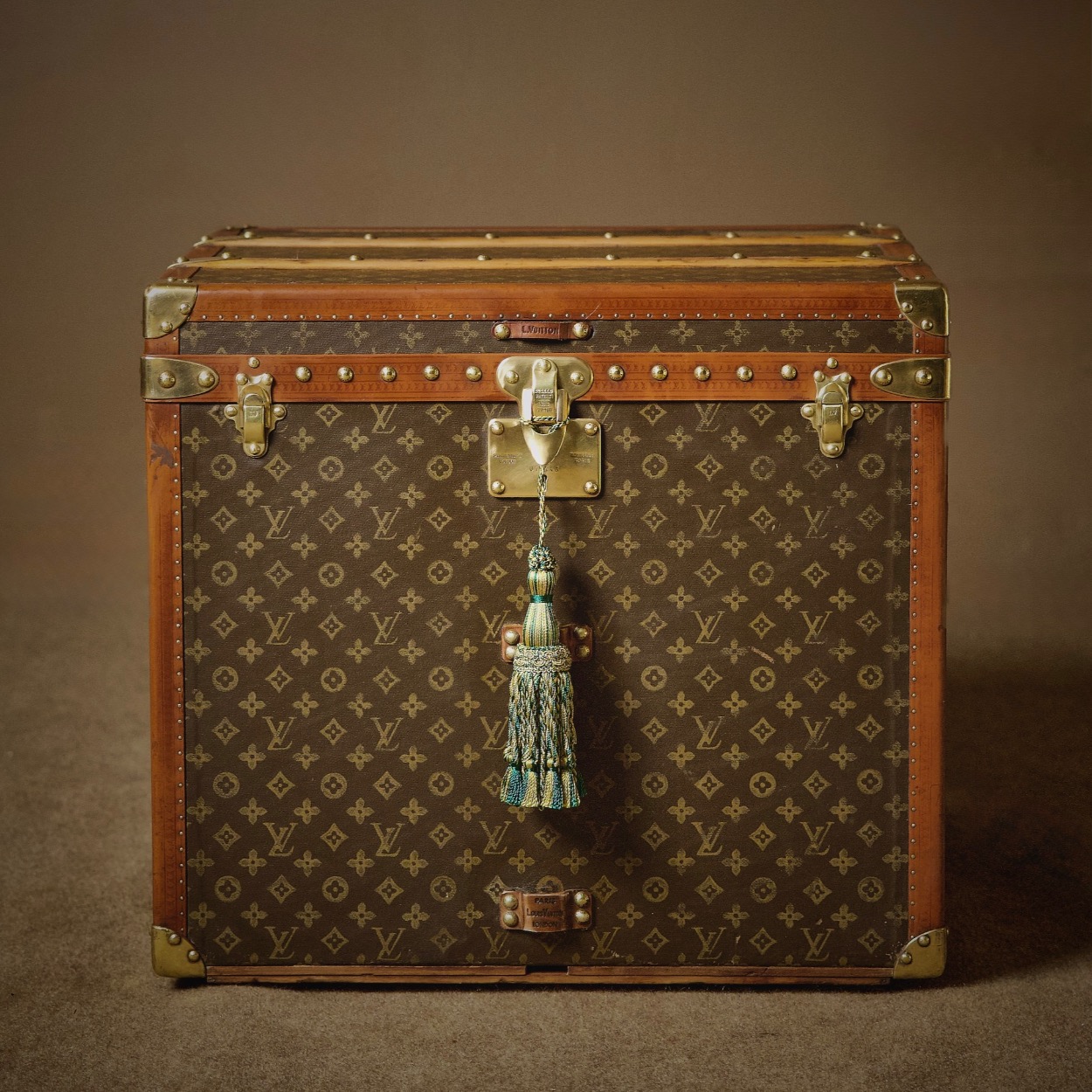 the-well-traveled-trunk-louis-vuitton-thumbnail-product-5857