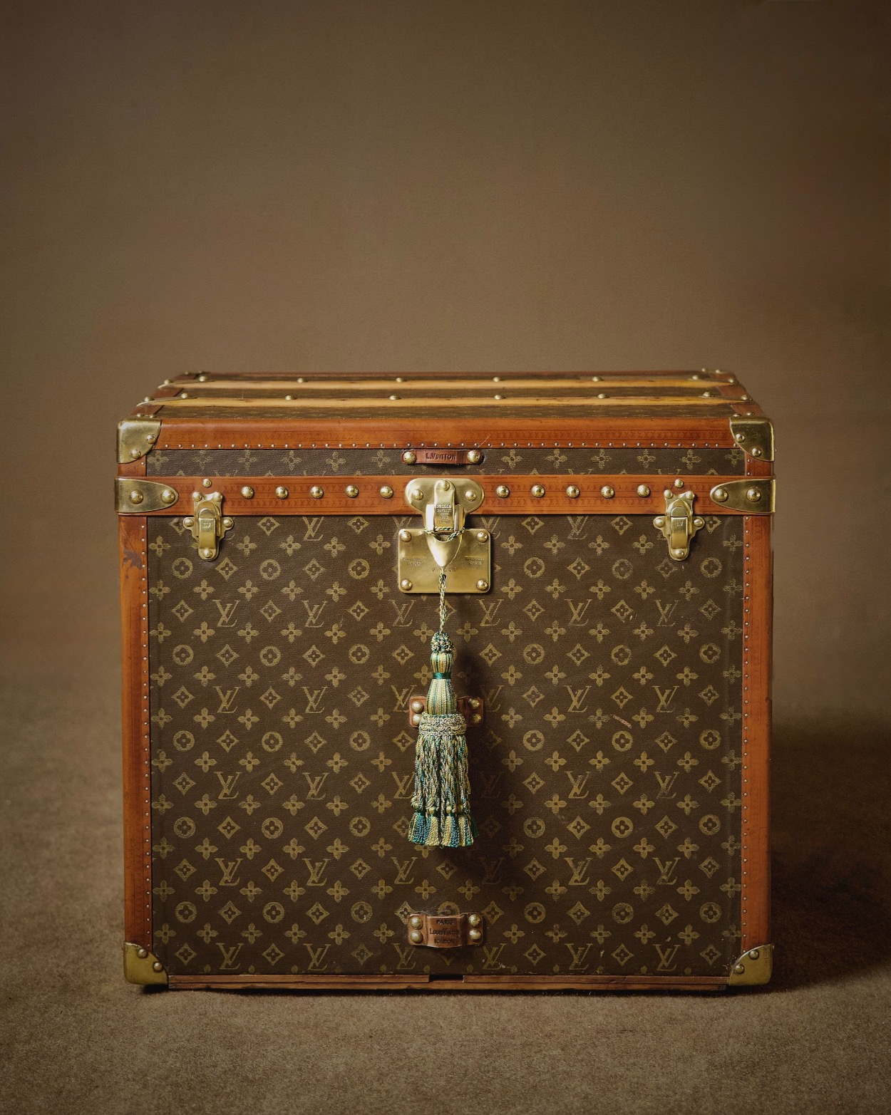 the-well-traveled-trunk-louis-vuitton-thumbnail-product-5857_1