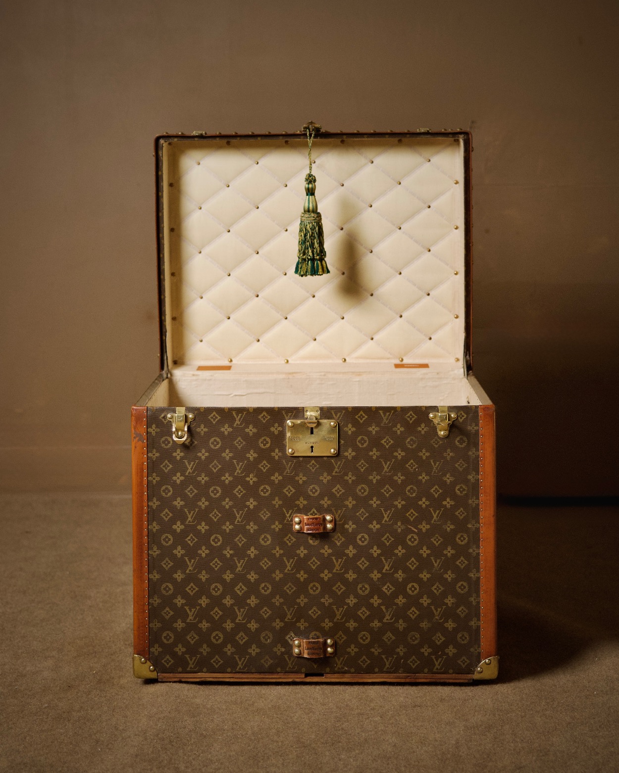 the-well-traveled-trunk-louis-vuitton-thumbnail-product-5857_2