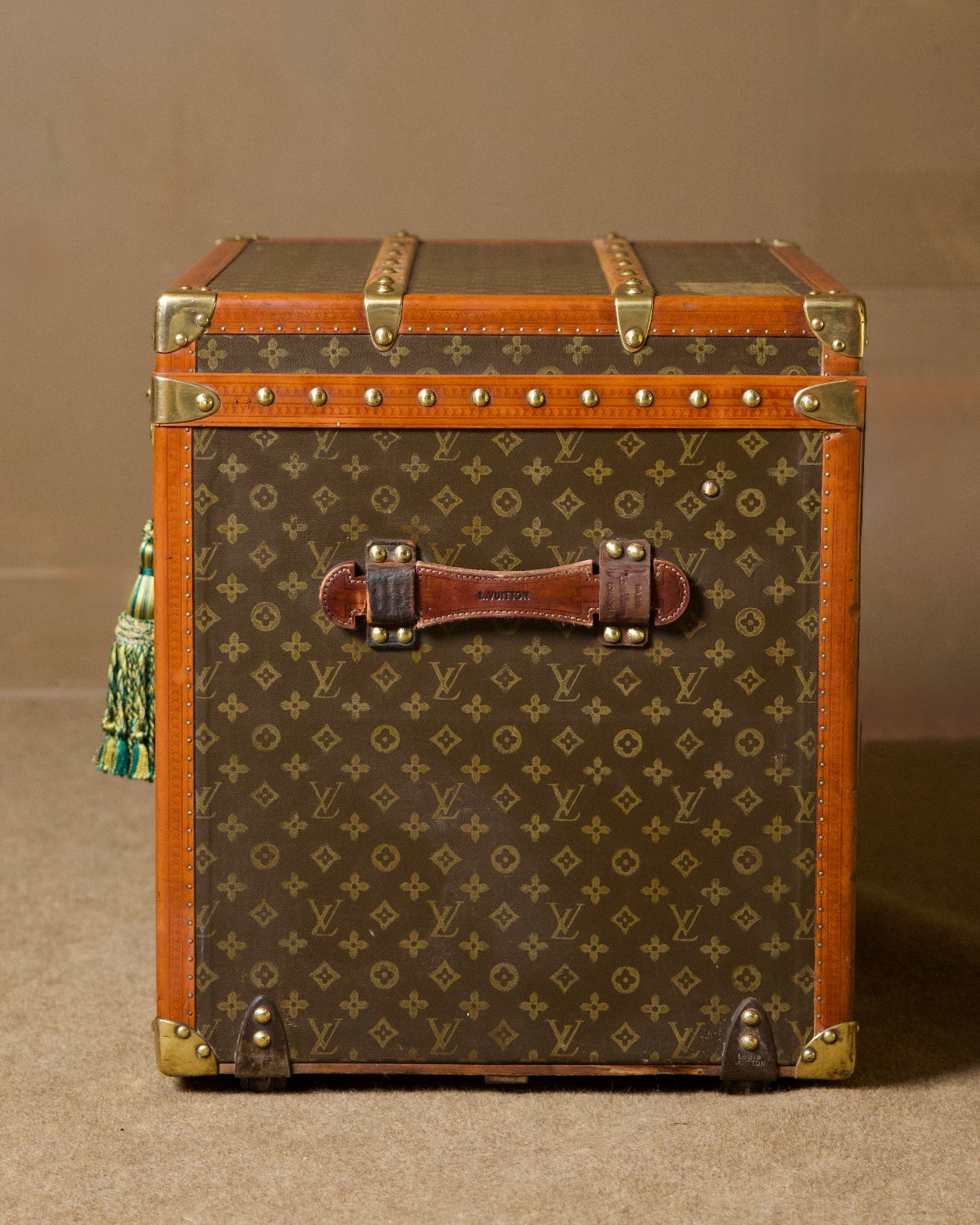 the-well-traveled-trunk-louis-vuitton-thumbnail-product-5857_3